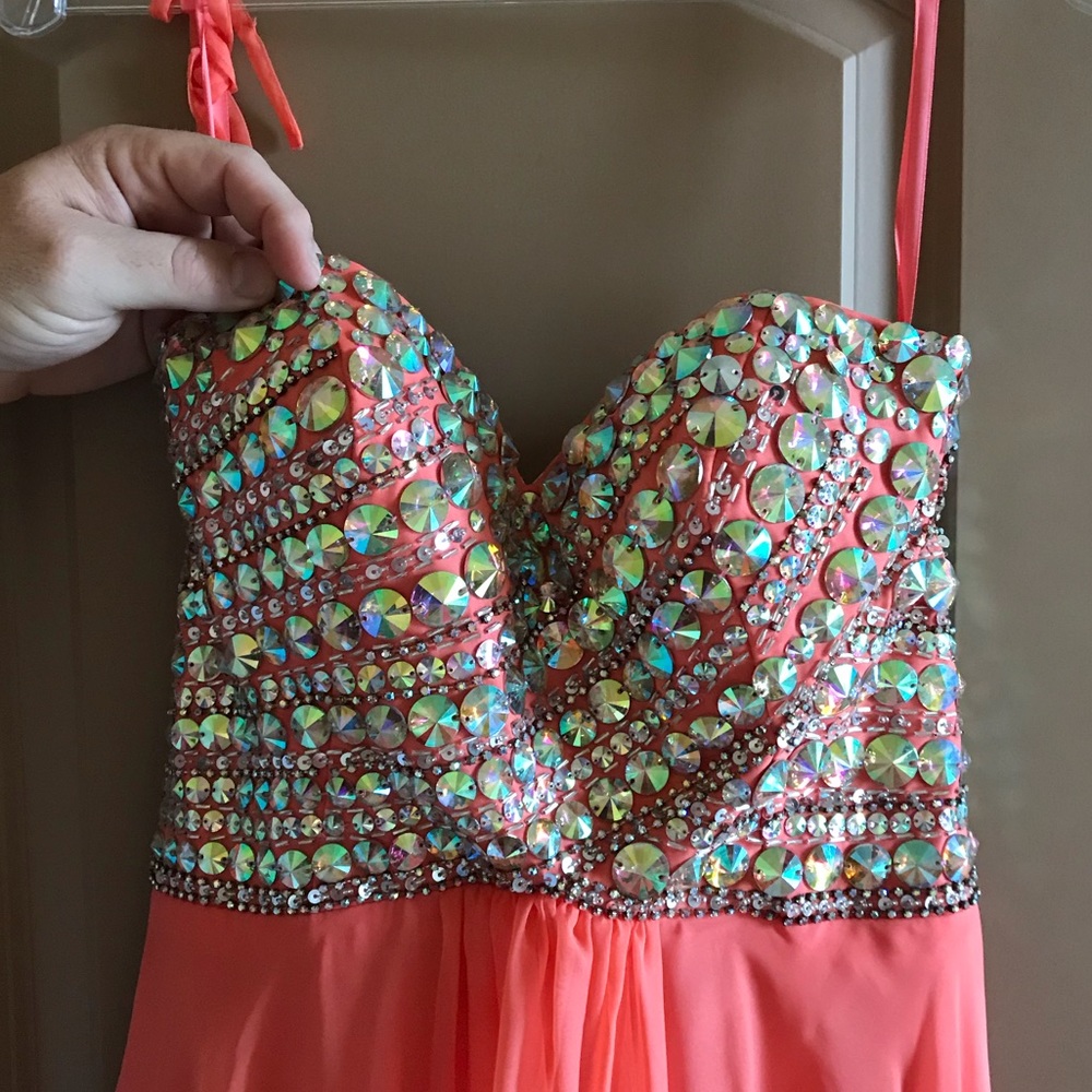 I’m selling a very pretty prom dress